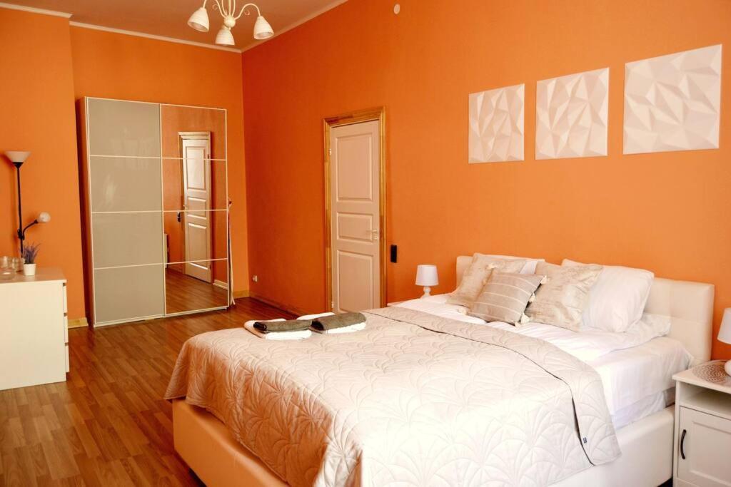 Spacious Old Town Family Peachy 2 Bedrooms Apartment, Nearby The Riga Presidential Castle Экстерьер фото