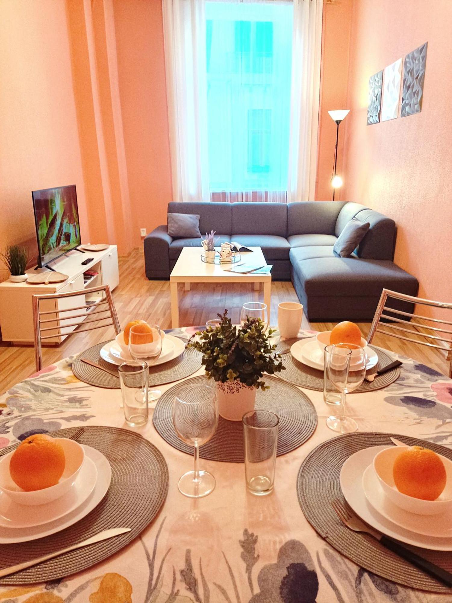Spacious Old Town Family Peachy 2 Bedrooms Apartment, Nearby The Riga Presidential Castle Экстерьер фото
